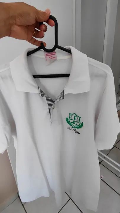 Vendo duas camisas bordadas com o símbolo de nutrição