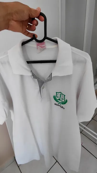 Vendo duas camisas bordadas com o símbolo de nutrição