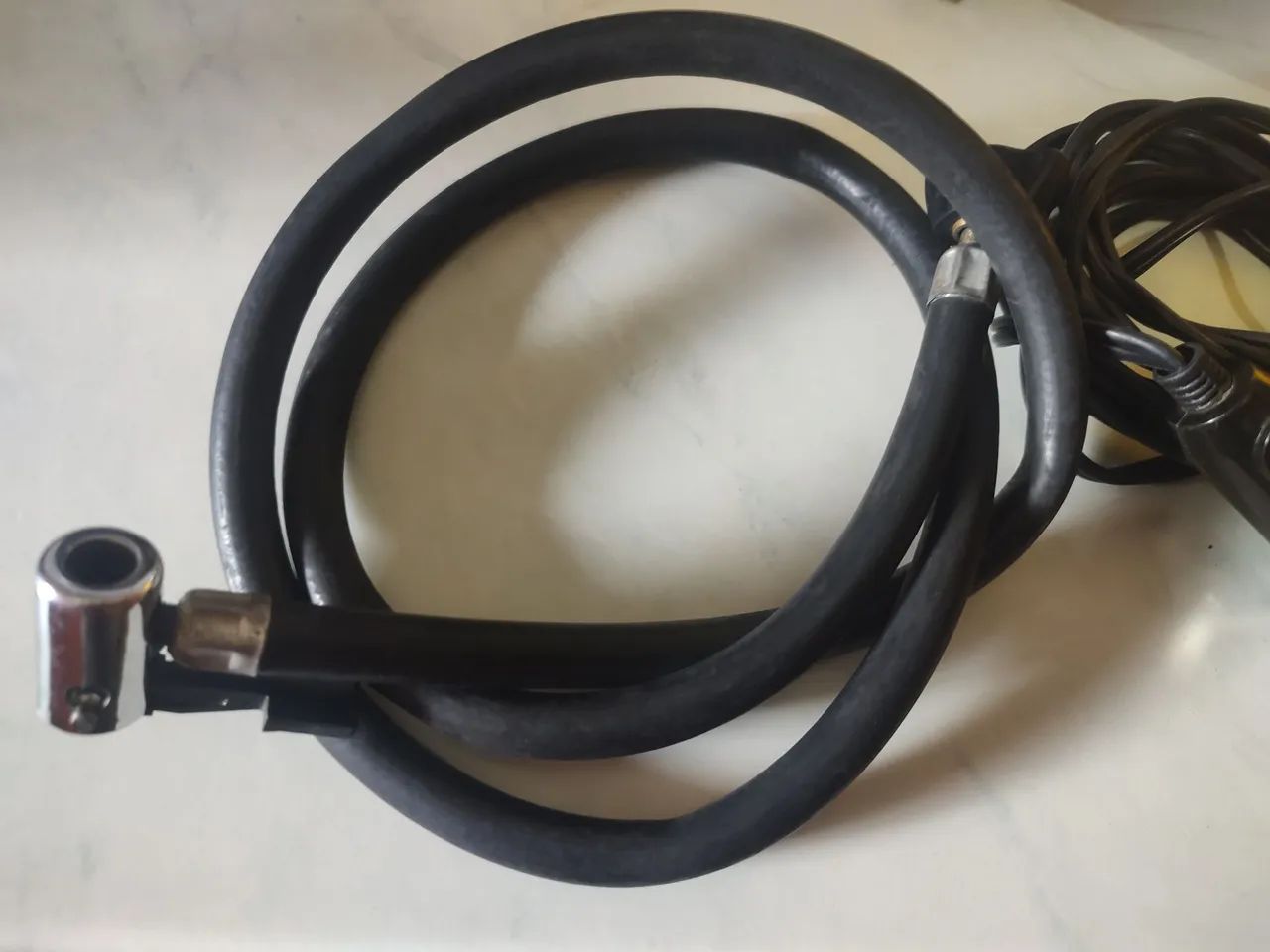 Compressor de Ar Portátil - Ideal para Carros e Bicicletas - Foto 2