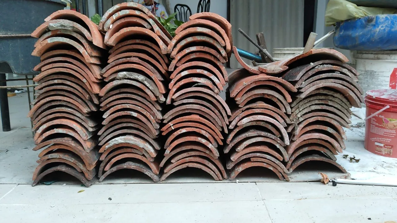 Telhas de cerâmica usadas