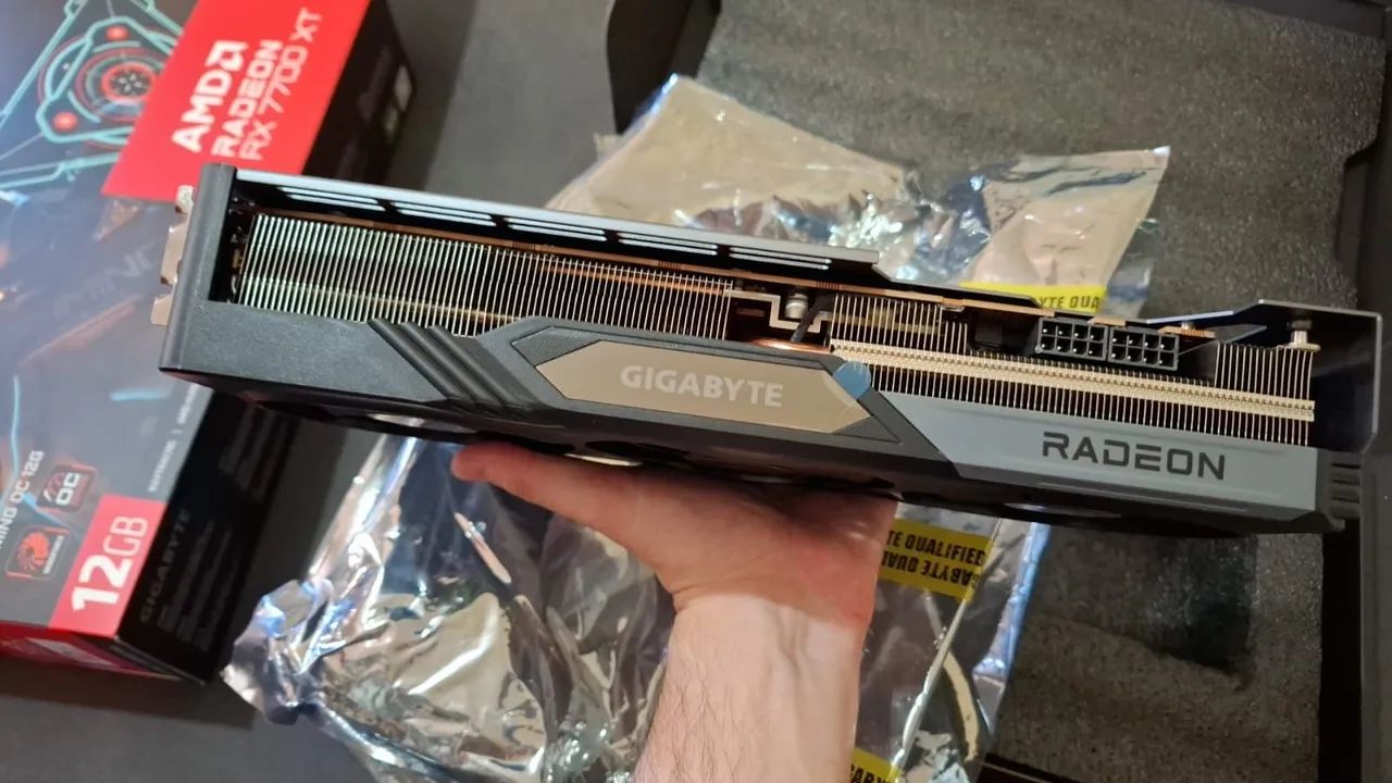Placa de Vídeo Gigabyte Radeon RX 7700 XT