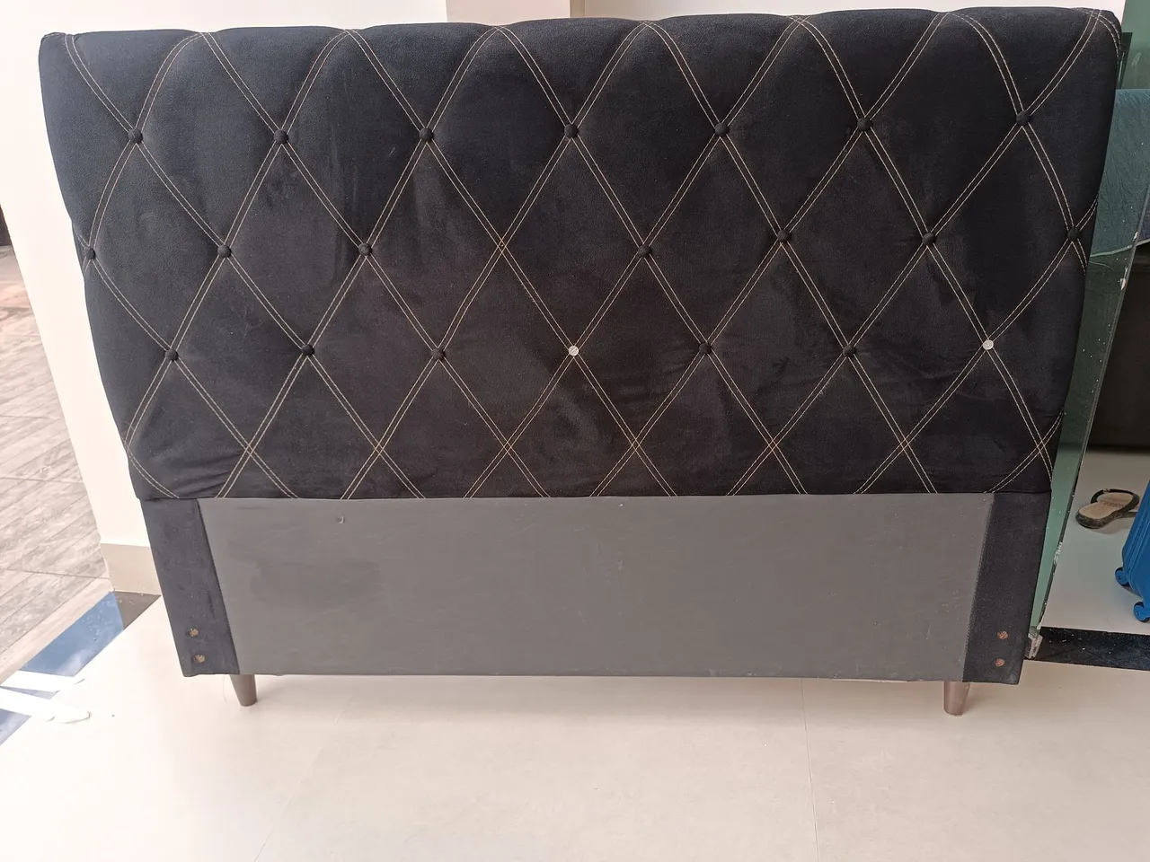 Cabeceira de Cama Estofada Diamantada em Suede Preto
