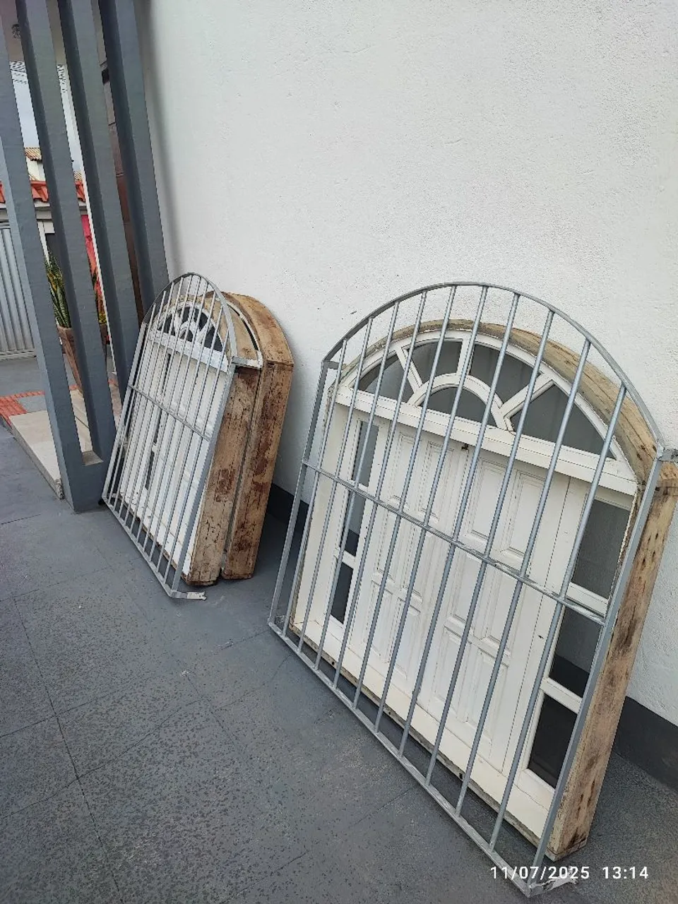 Janelas de madeira com grade de proteção