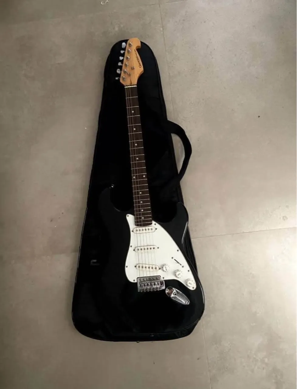 Guitarra + capotraste + amplificador