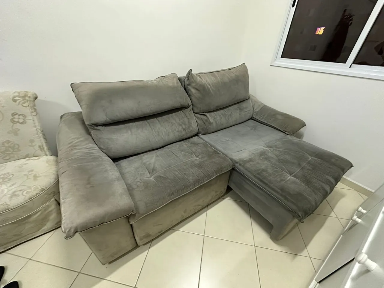 Sofá retrátil dois lugares com encosto reclinável