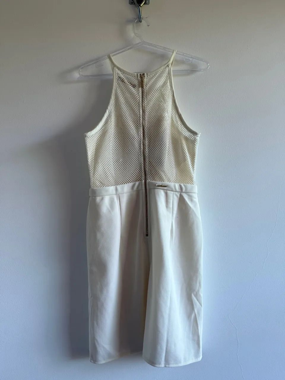 Vestido branco com detalhes em tela