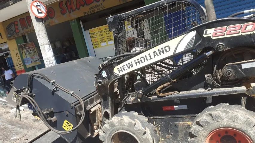 Bob Cat New Holland 220L - Foto 4