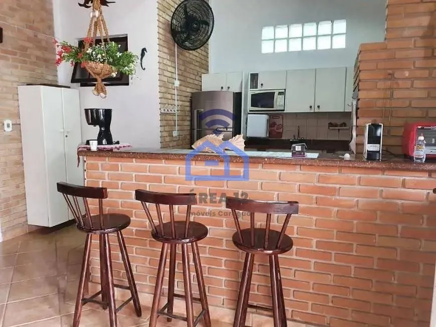 Sobrado com piscina e área gourmet à venda no bairro da Praia das Palmeiras em Caraguatatu