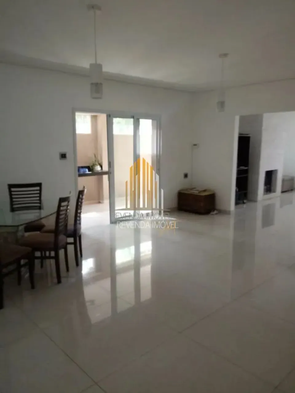 SOBRADO RESIDENCIAL DE 260M², COM 4 DORM SENDO 2 SUÍTES, 1 SALA, E 5 VAGAS, À VENDA NA REG