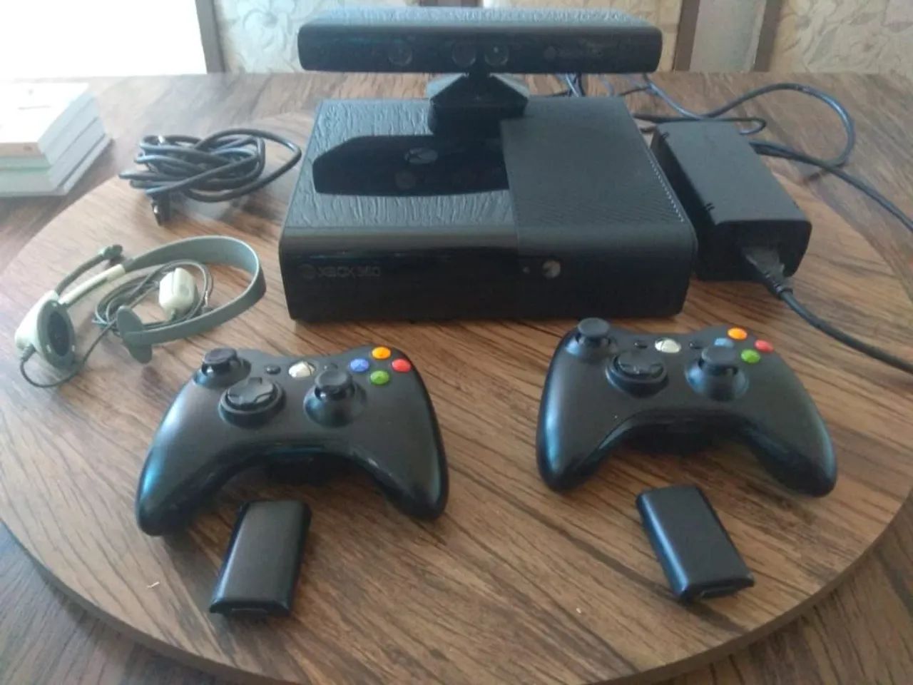 Xbox 360 com Kinect, 2 controles original 100 jogos já no HD  - Foto 3