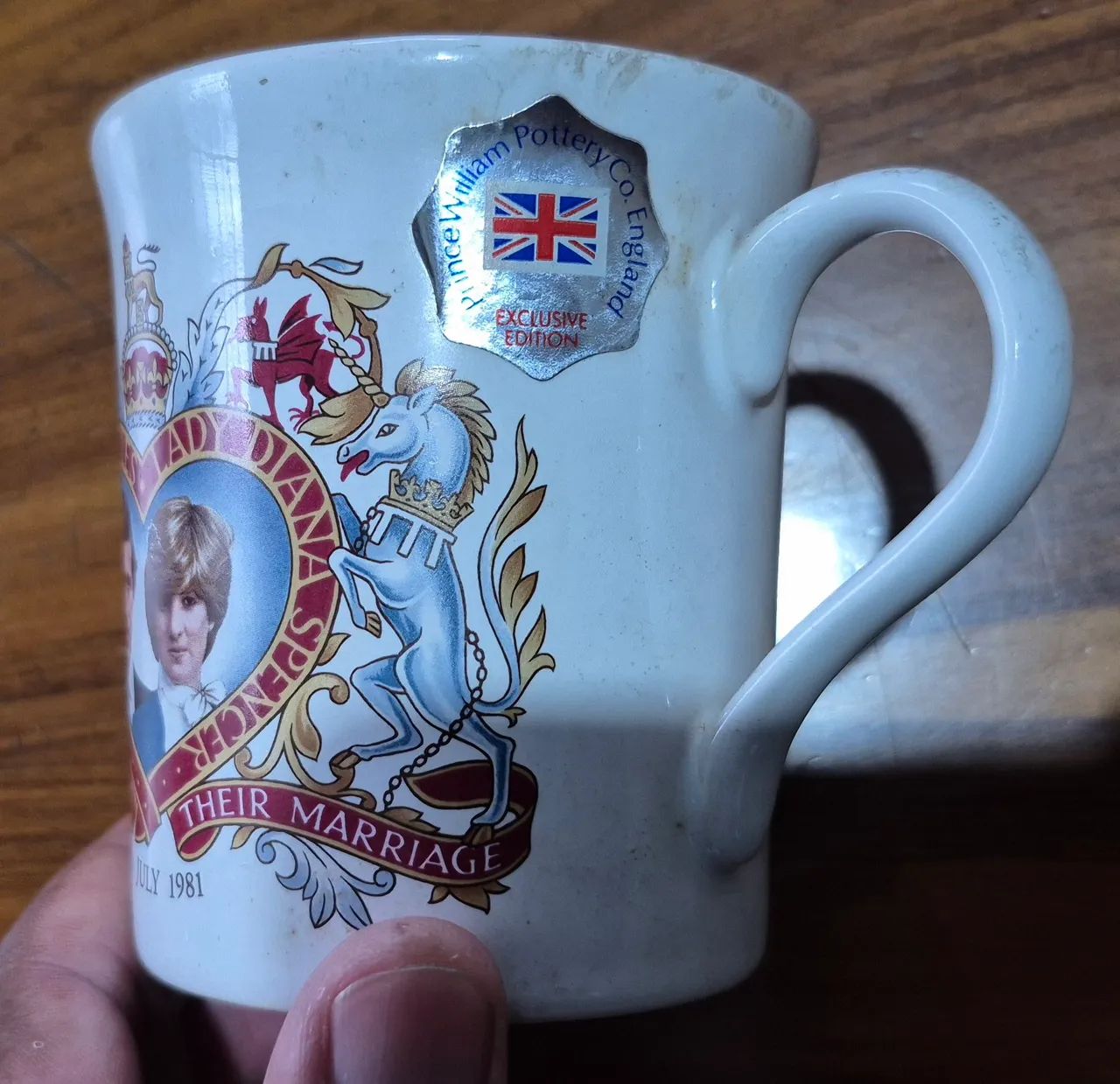 Caneca comemorariva do cadamento do Príncipe Charles e Lady Diana - Foto 2