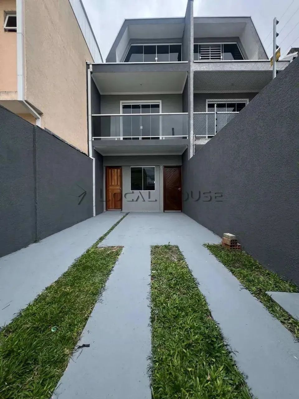 Sobrado à venda em Curitiba, Sítio Cercado, com 3 quartos, 118m²