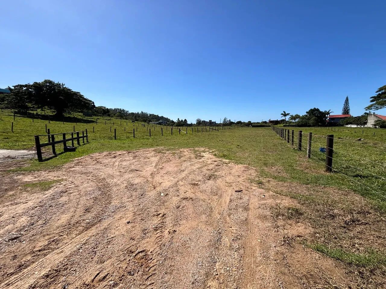 Paraíso à Beira-Mar  Seu Terreno Espera por Você! Em Gamboa/SC - Foto 2