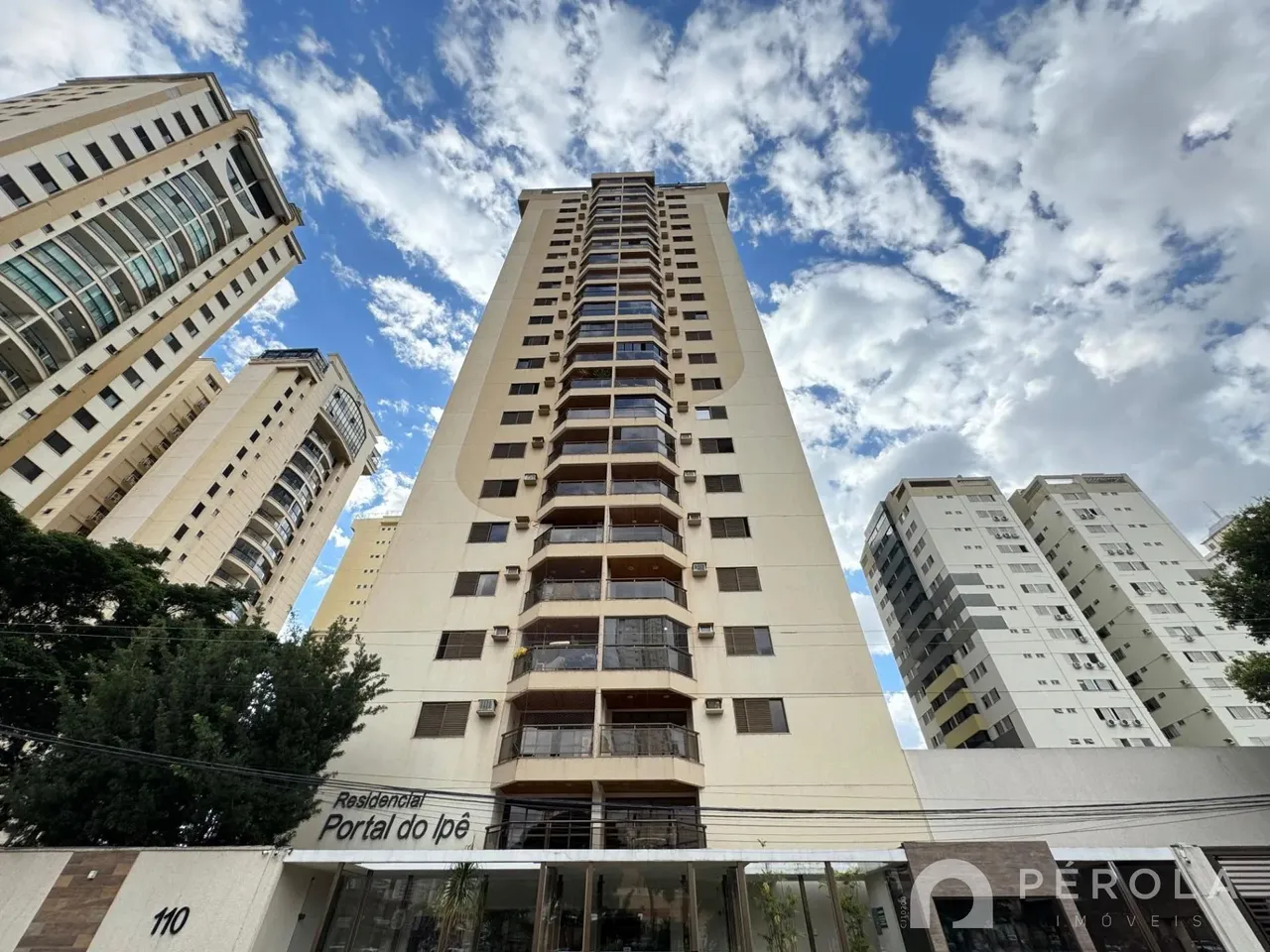 Apto 301, 03 suítes, Residencial Portal do Ipê, Setor Bueno.