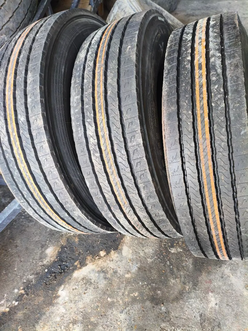 Vende se este pneus recapado e meia vida