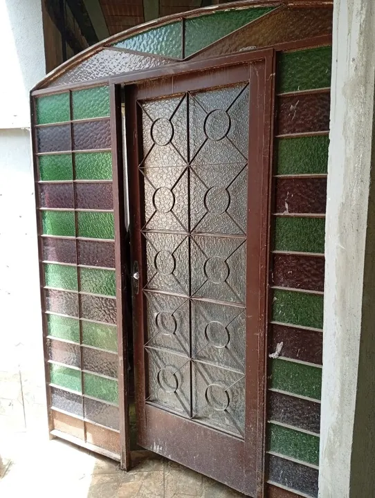 Porta de aço com vidros, fechadura e chave