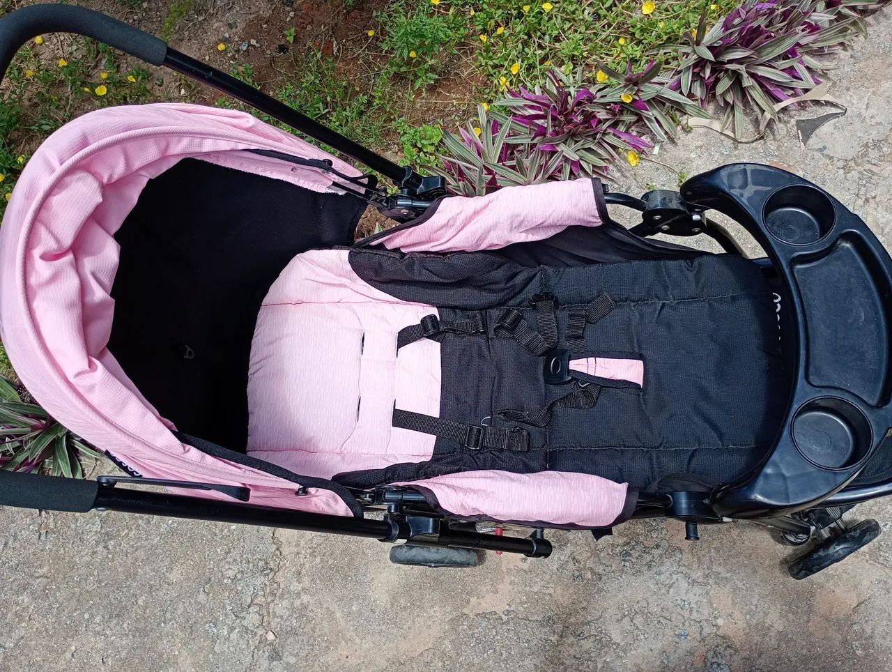 Carrinho de bebê reversível Cosco Rosa e preto seminovo  - Foto 5