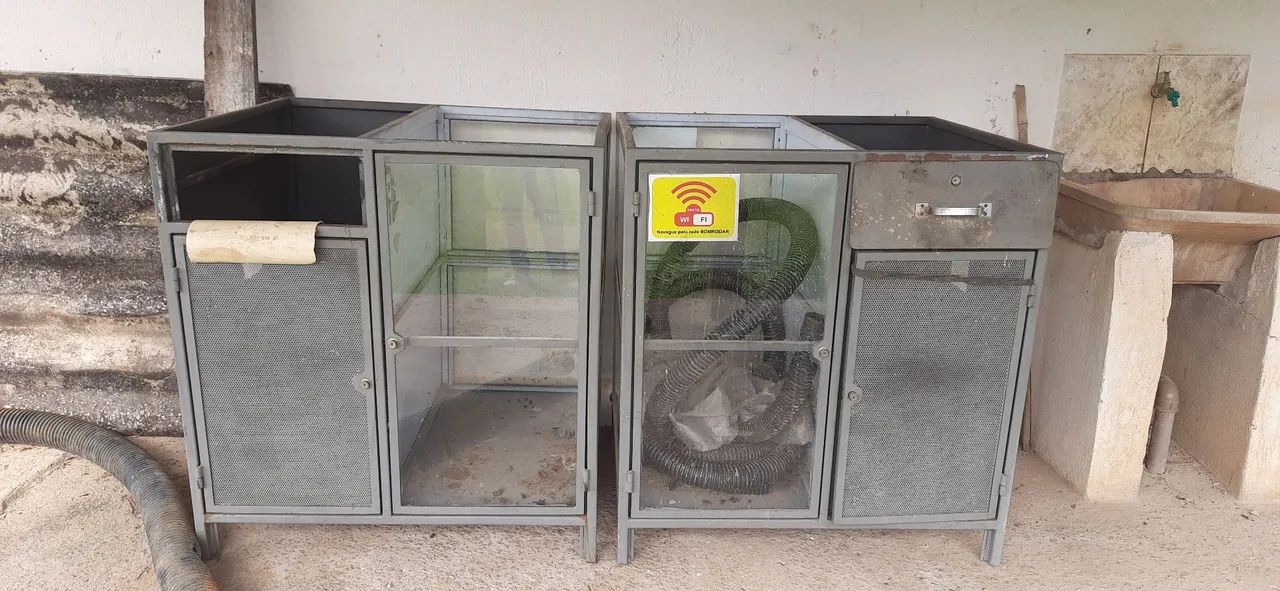 Gabinete Metálico com Portas de Vidro