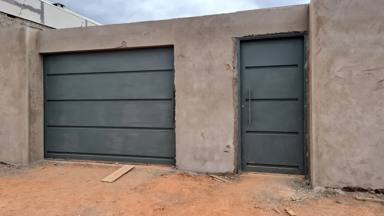 Portão de garagem e porta de entrada