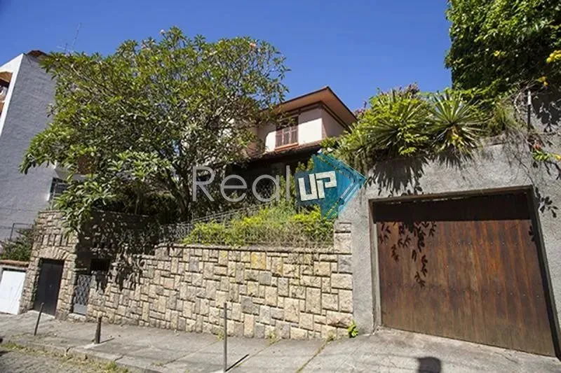 CASA DE PEDRAS NO COSME VELHO