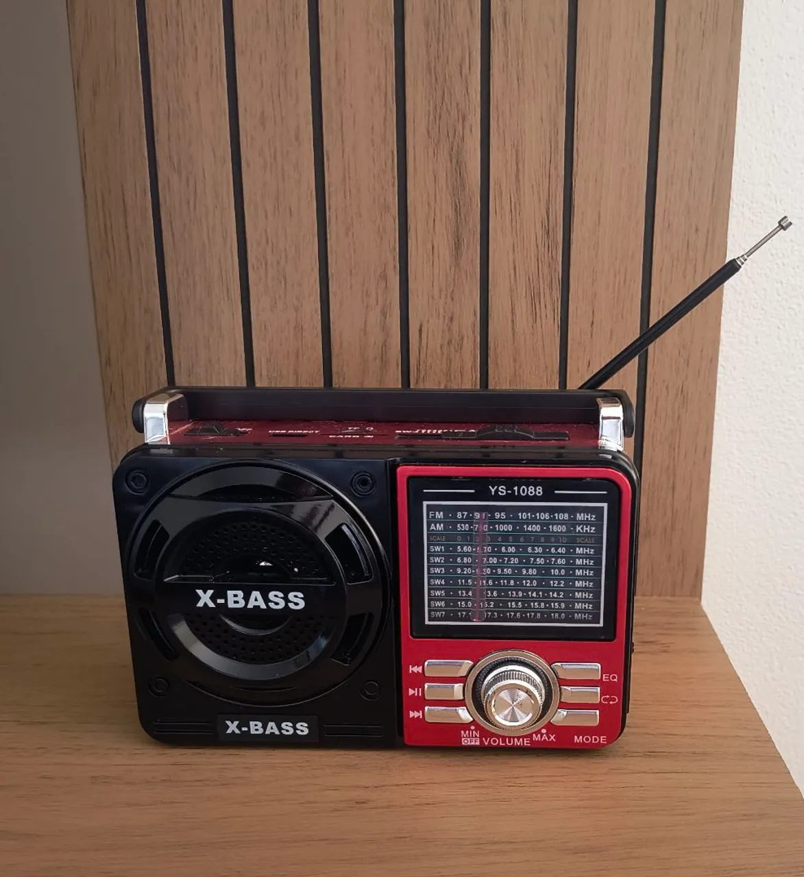 RÁDIO COM USB E LANTERNA (NOVO)