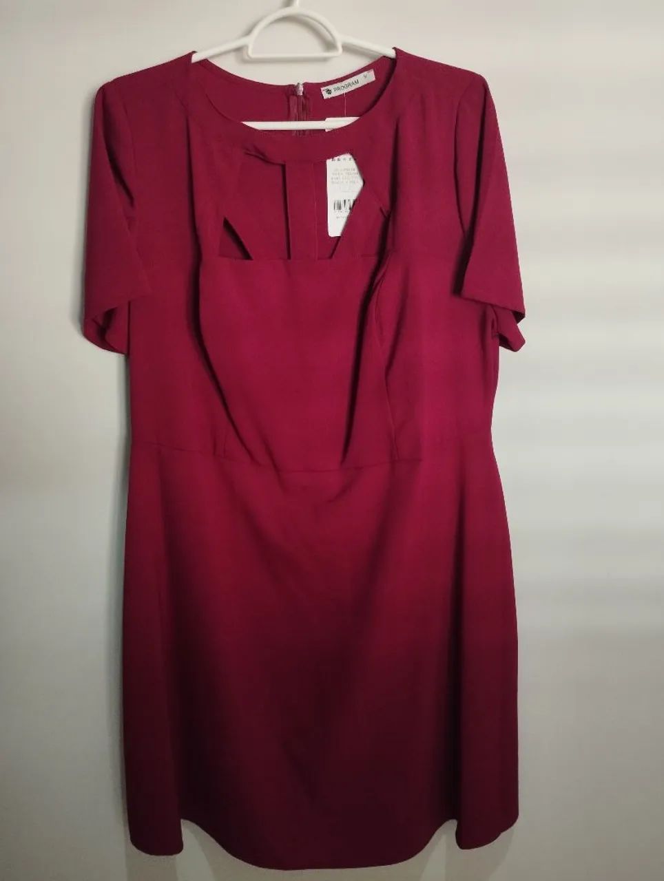 Vestido Vermelho Elegante com Detalhe no Decote
