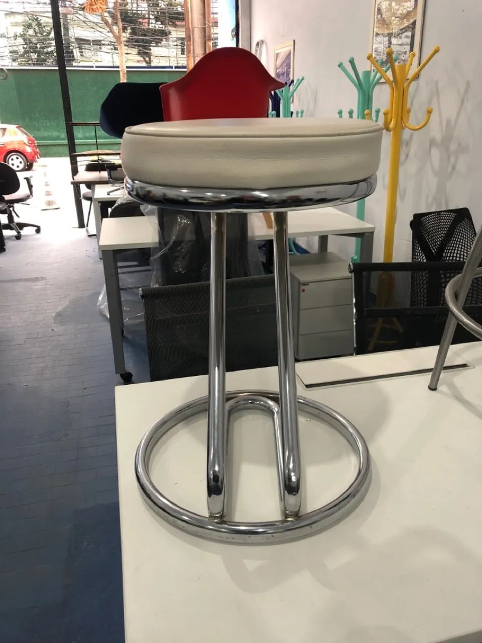 Banquinho com assento estofado e estrutura cromada
