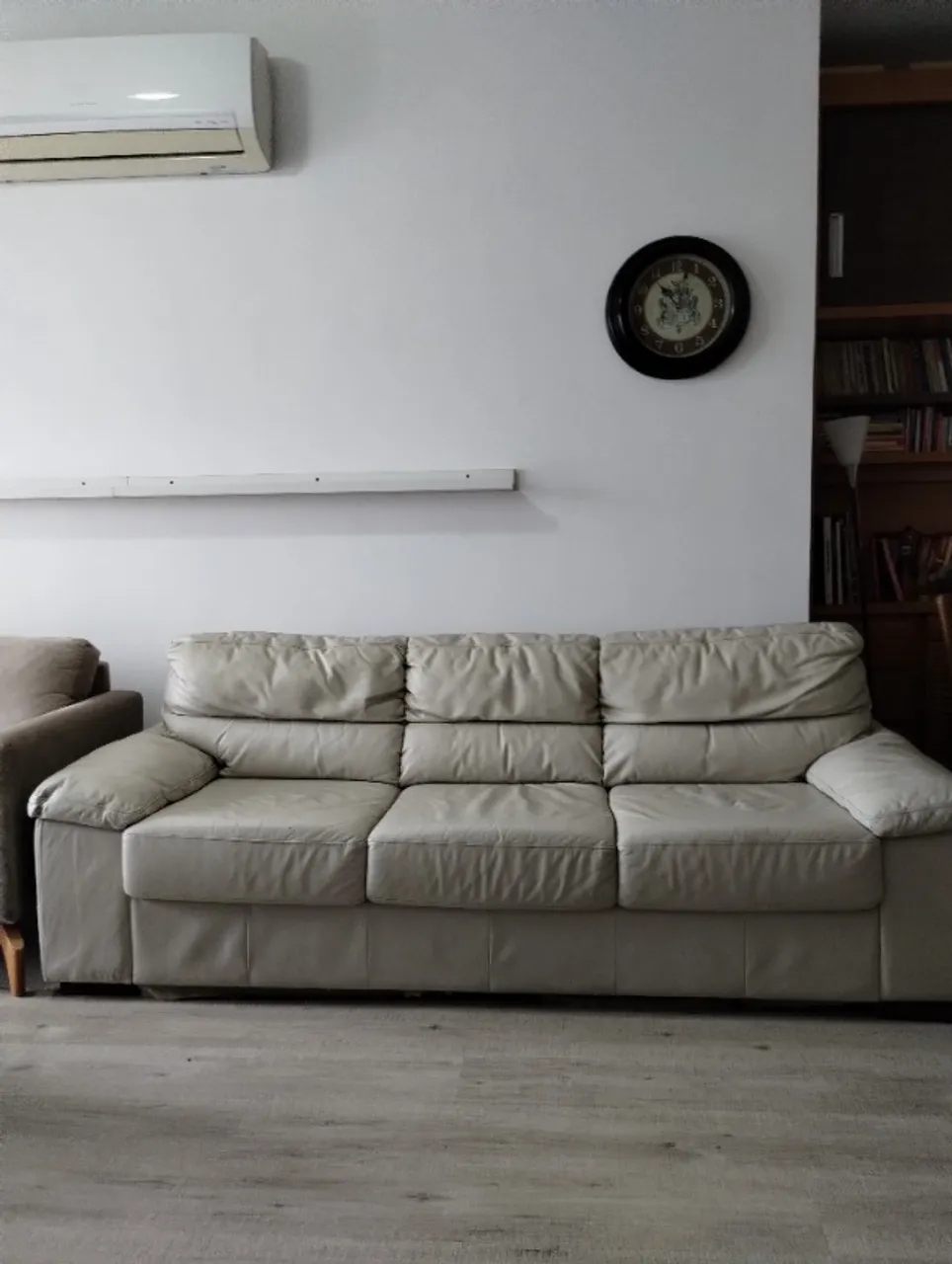 Sofá de couro legítimo 3 lugares
