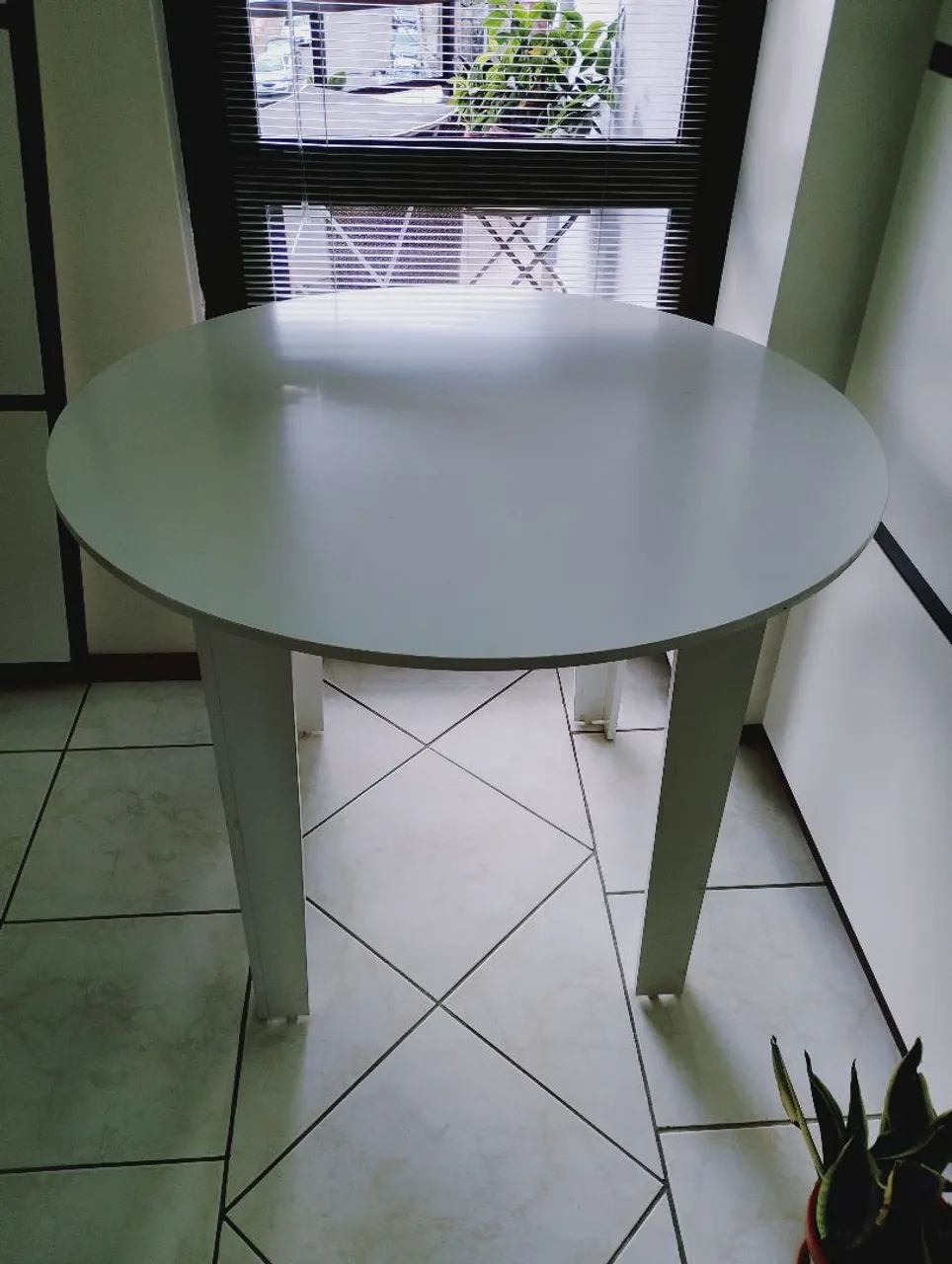 Mesa com tampo redondo, em MDF - Foto 2