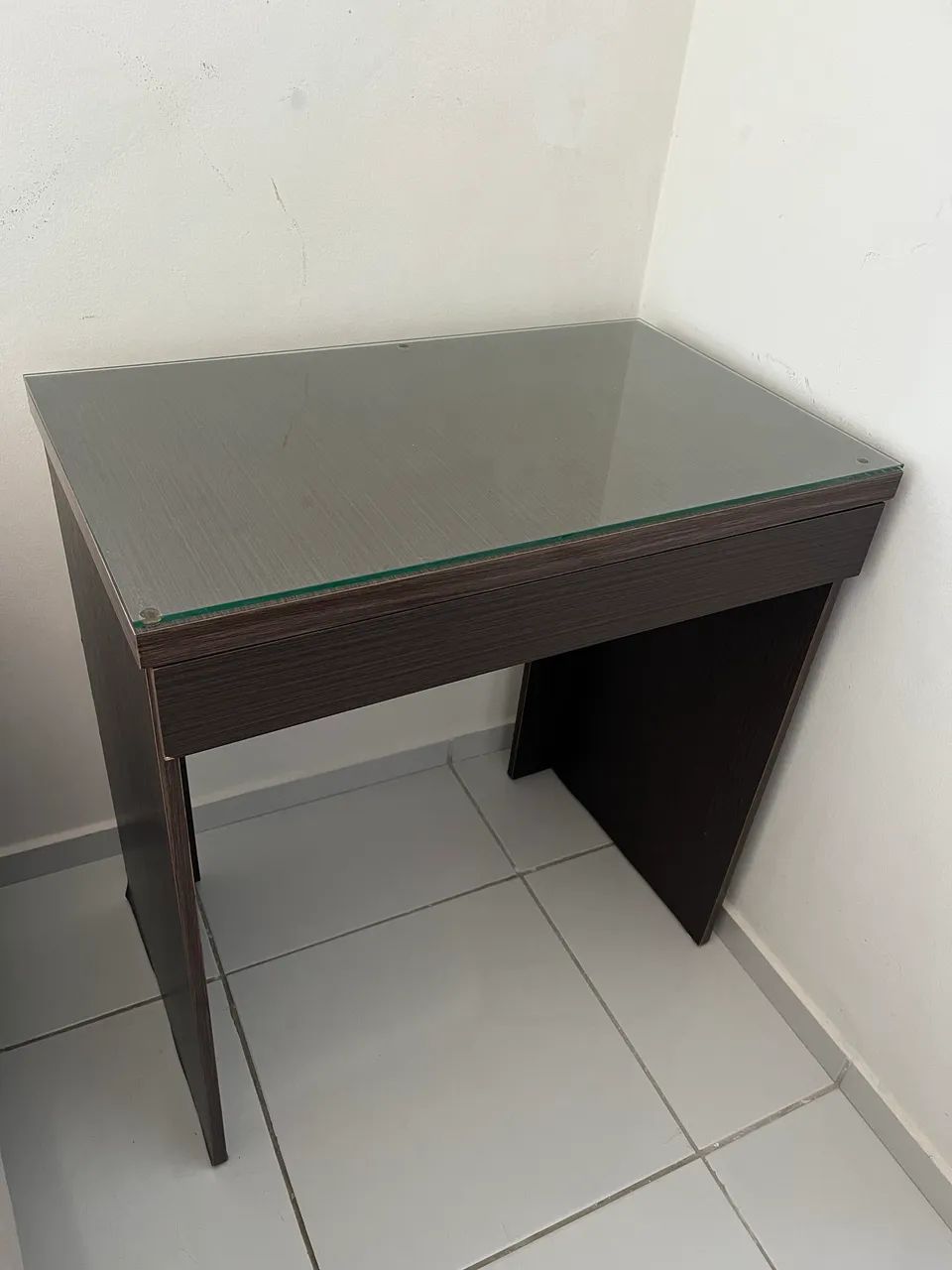 Mesa de estudo com gaveta e tampo de vidro - Foto 4