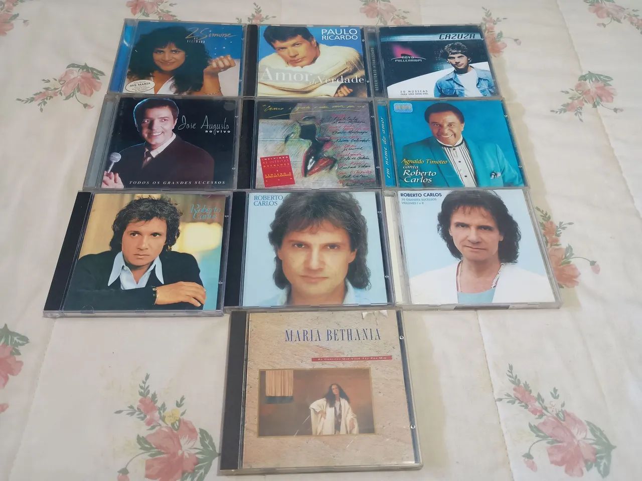 Lote com 10 CDs variados. 