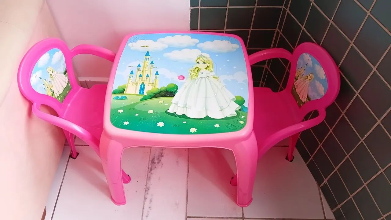 Mesa rosa infantil com 2 cadeiras