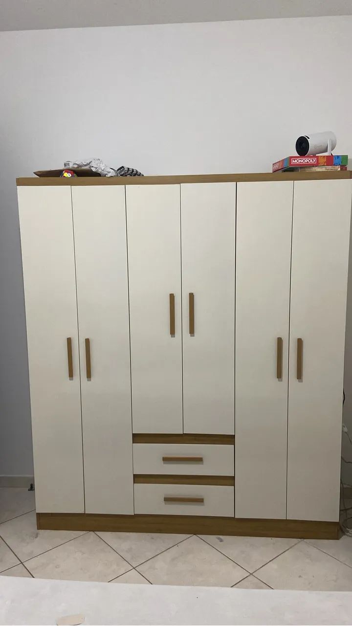 Guarda roupa 6 portas com cabideiro 