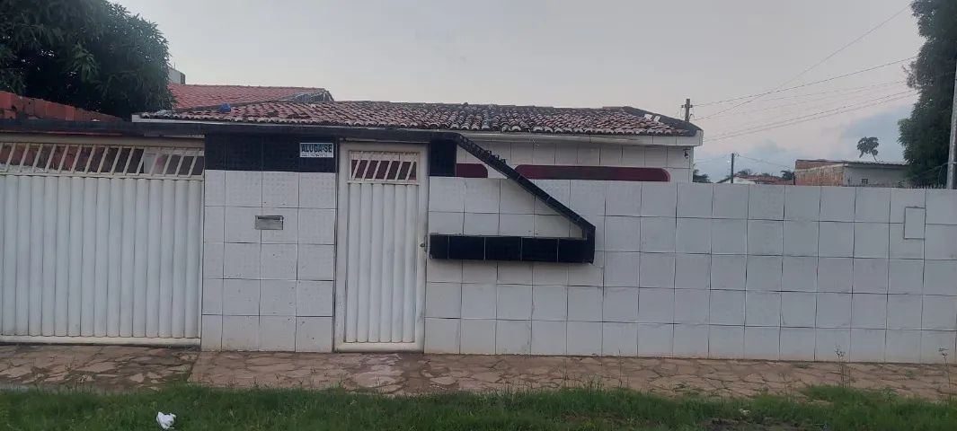 Aluga-se casa no centro de Lucena-PB