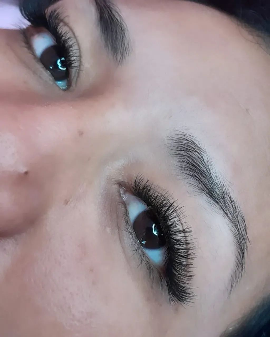 Design de sobrancelha com henna e cílios tufos de seda  - Foto 3