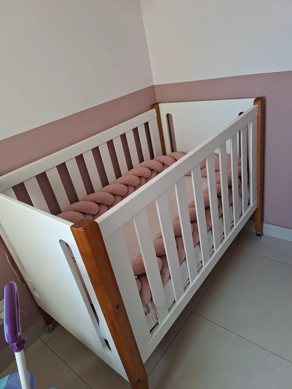 Berço Tom Com Pés Em Madeira - Branco Fosco