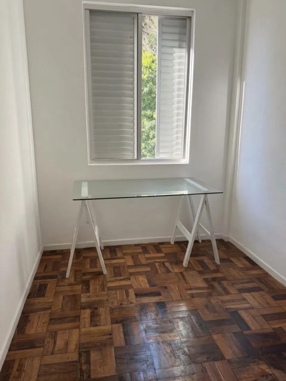 Escrivaninha com tampo de vidro