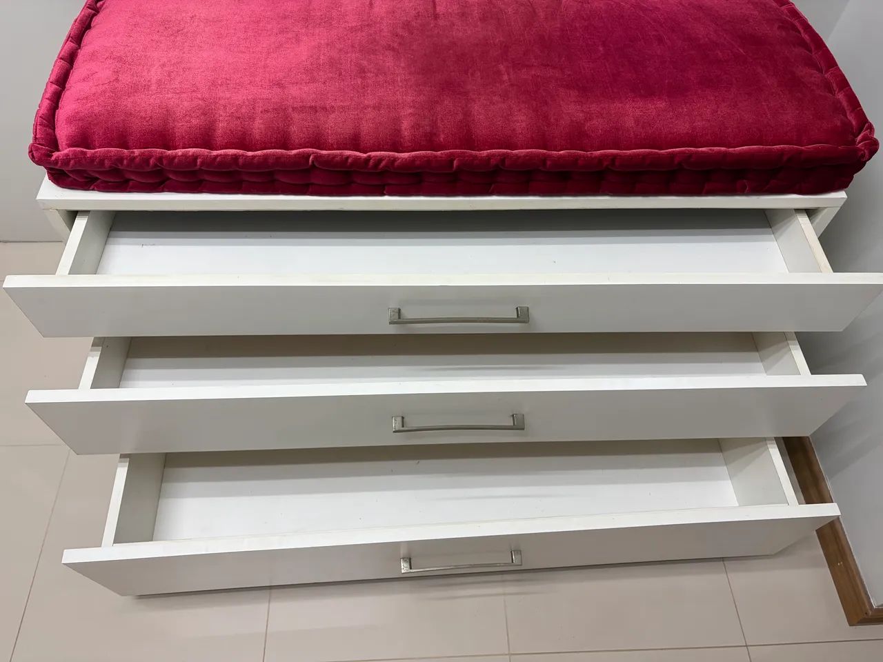 Cômoda com gavetas e almofada  - Foto 2
