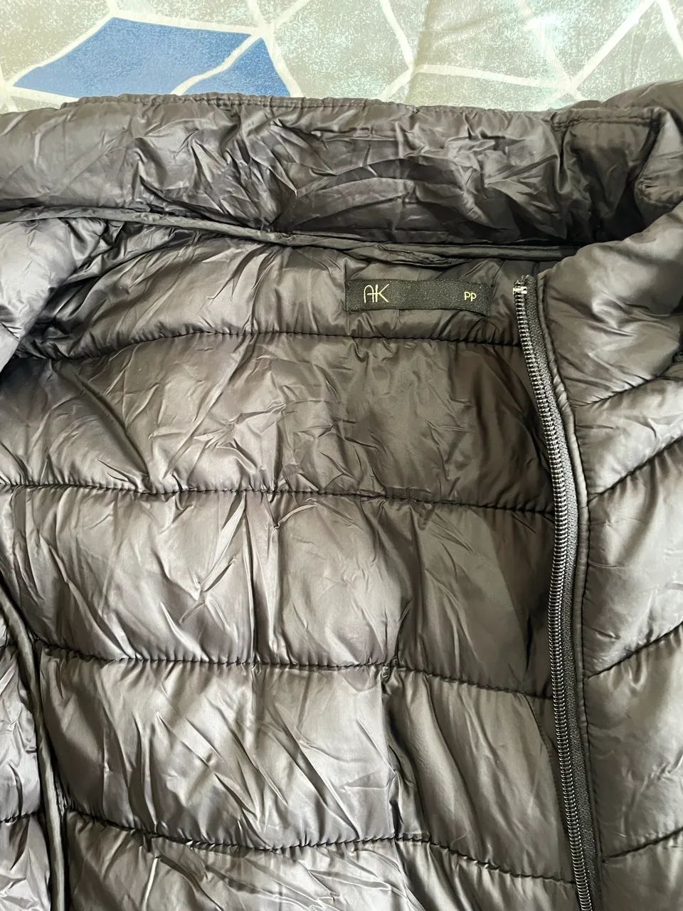 Casaco puffer impermeável com capuz removível preta - Foto 2