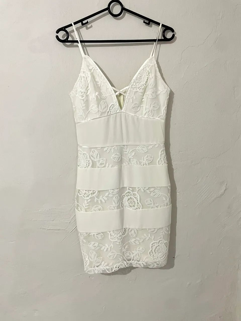 Vestido Branco - Renda e Detalhes em Cetim - Foto 4