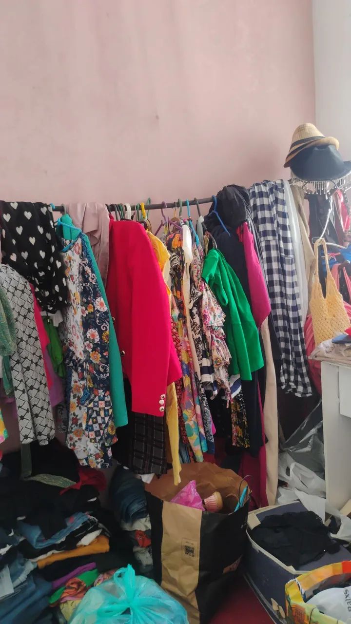 Lote de roupas para brechó 2 reais  - Foto 3