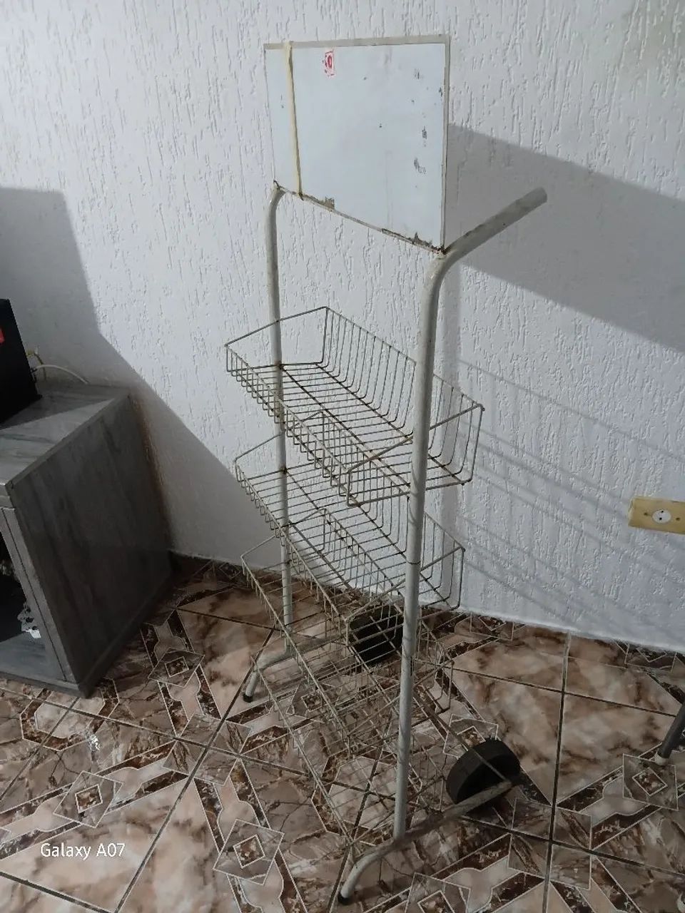 Expositor com rodinhas!! Super reforçado.. - Foto 2