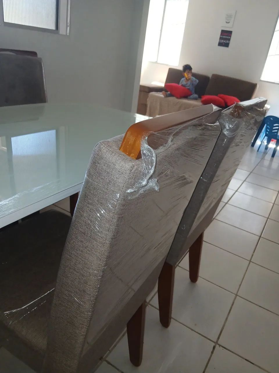 Mesa em madeira 4 cadeiras - Foto 4