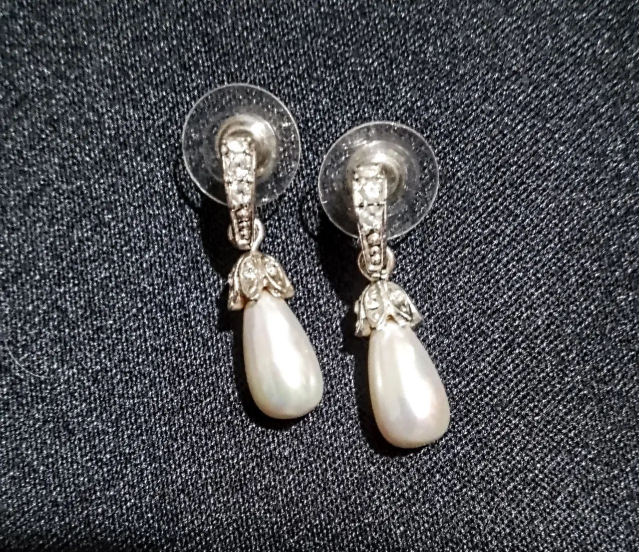 Brincos banhados em rodium com pérola e strass lindo!!! - Foto 5