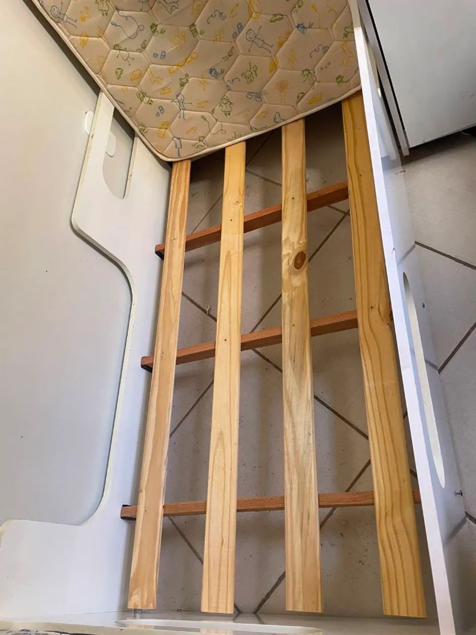 Cama infantil com colchão 