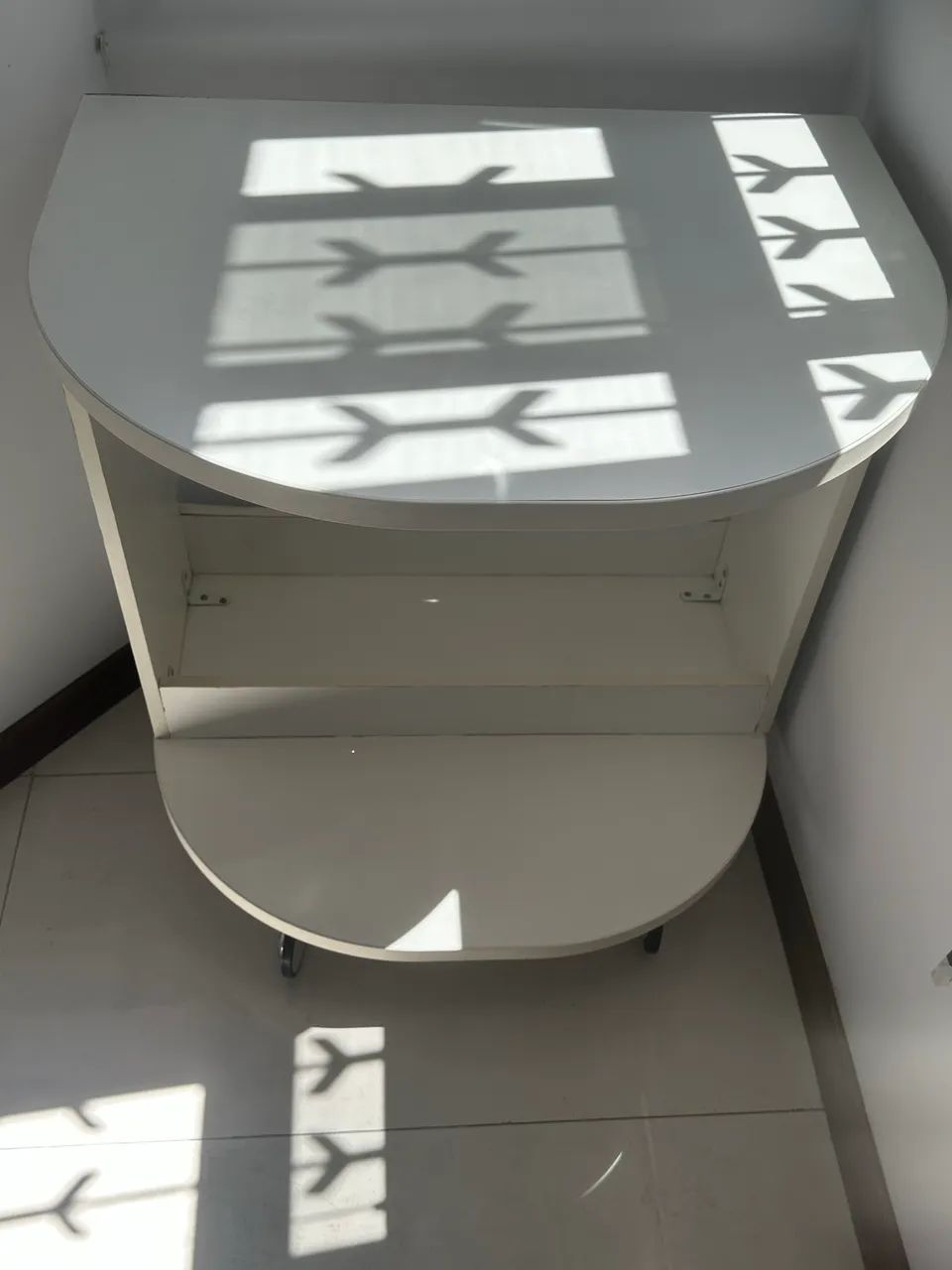 Mesa arredondada para café ou impressora de fórmica branca - Foto 4