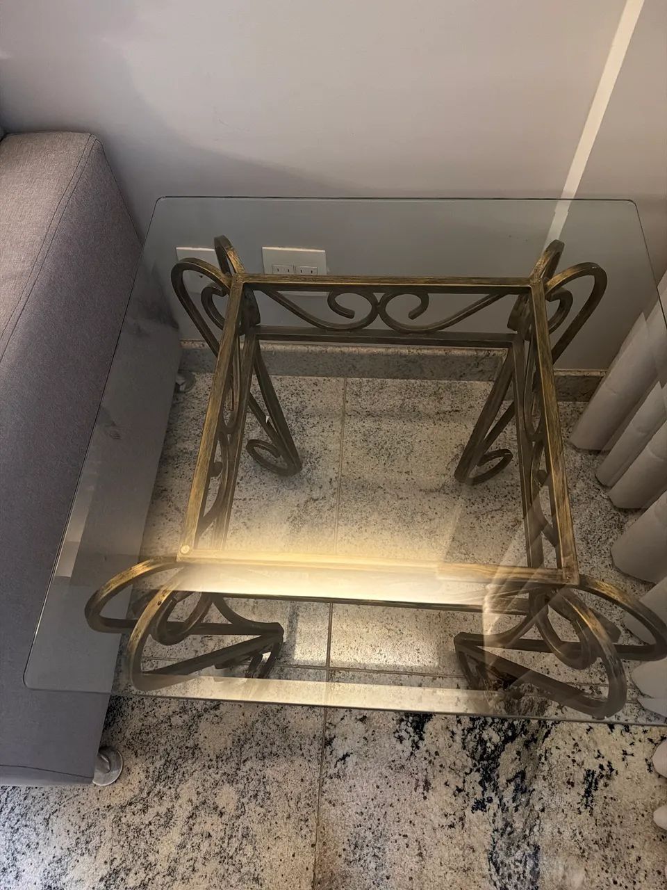 Mesa de canto em ferro e vidro. - Foto 2
