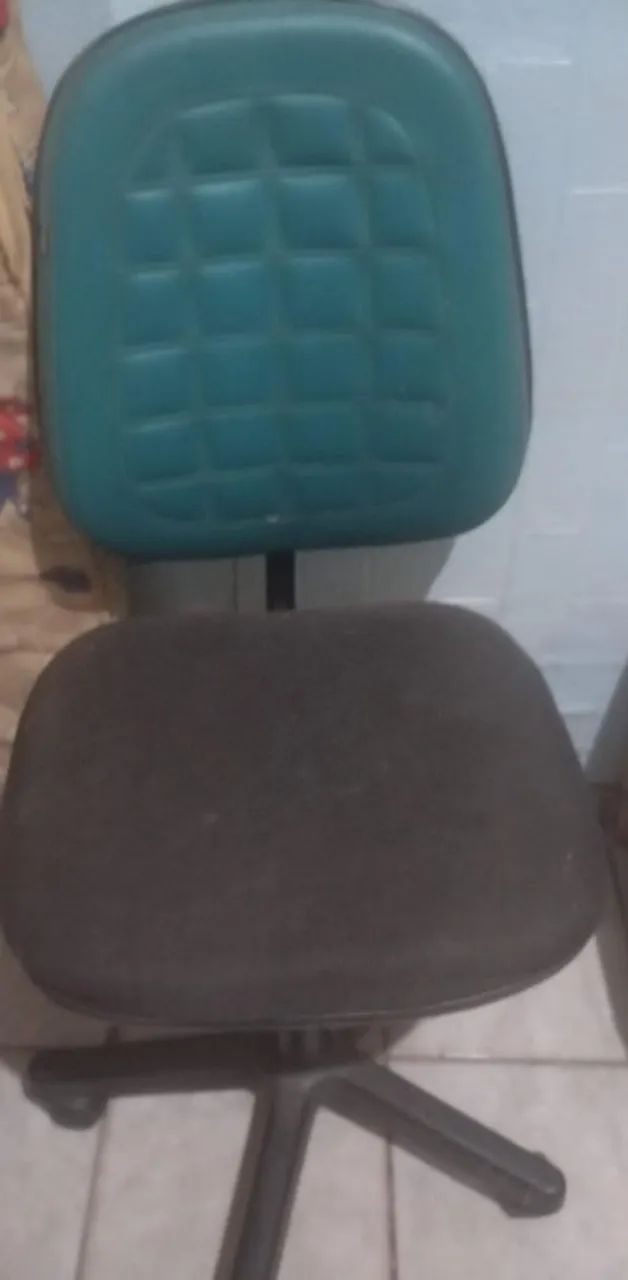 Vendo cadeira verde com preto 