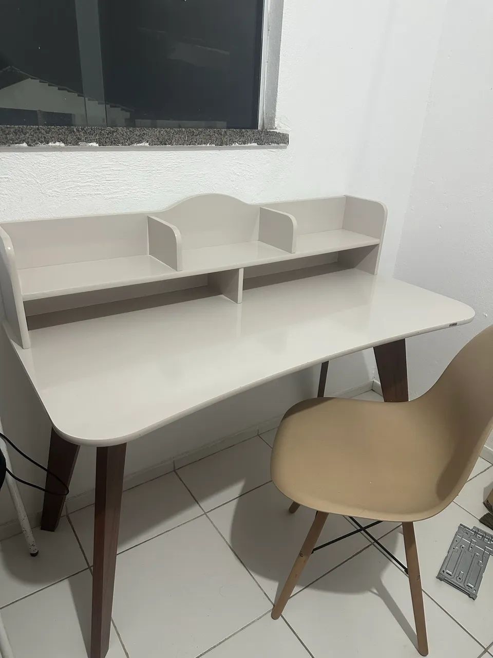Escrivaninha com nichos 