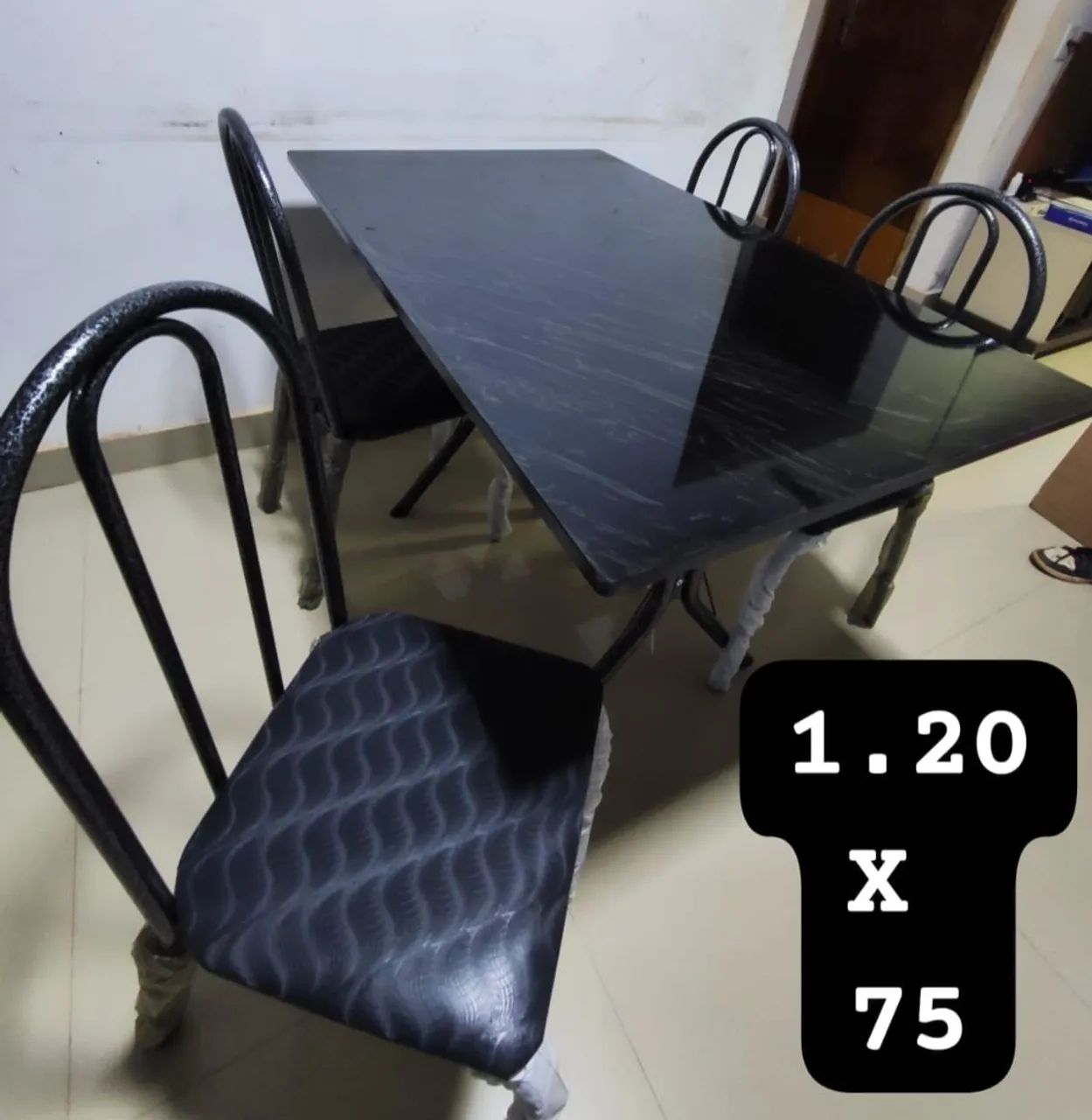 Mesa quatro cadeiras medida 1,20 ×75